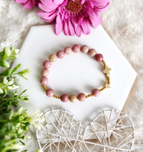 Różaniec na rękę na gumce Córki Króla  Córka Króla Rodochrozyt kamień, złoty krzyżyk, korona  wzór 2